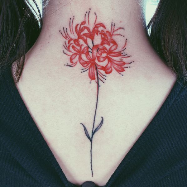 Tattoo hoa bỉ ngạn ở sau gáy đẹp cho nữ
