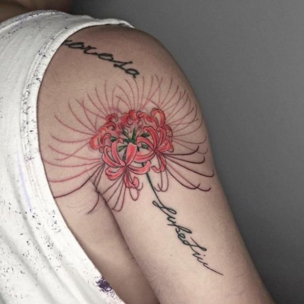 Tattoo hoa bỉ ngạn ở vai