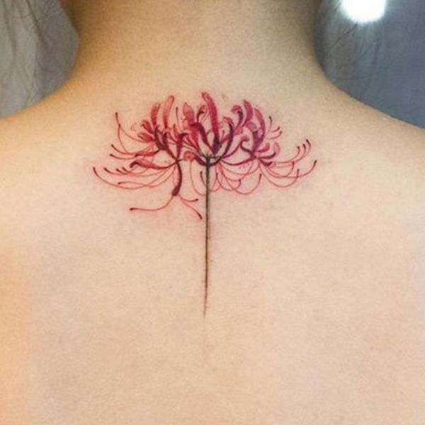Tattoo hoa bỉ ngạn sau gáy