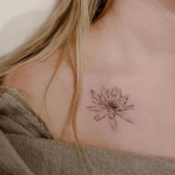 Tattoo hoa bỉ ngạn trên ngực trái