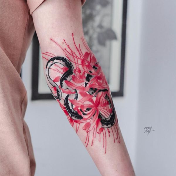 Tattoo hoa bỉ ngạn và con rắn ở khuyu tay đẹp