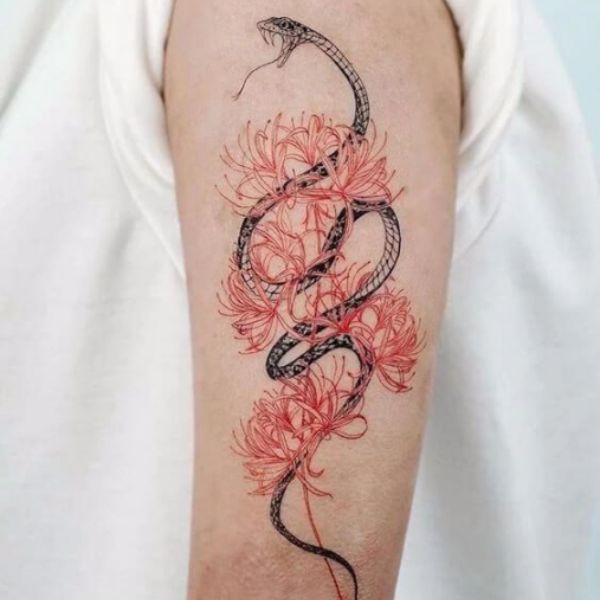 Tattoo hoa bỉ ngạn và rắn
