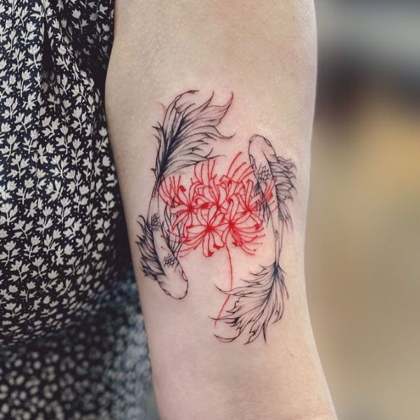Tattoo hoa bỉ ngạn với cá chép đẹp