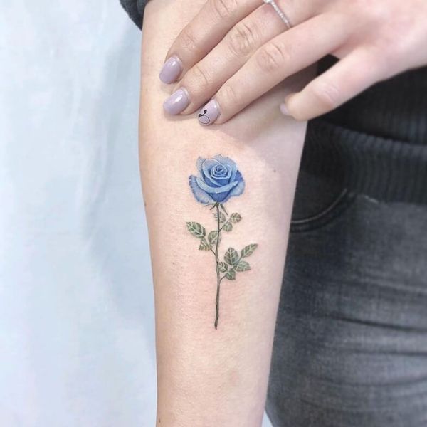 Tattoo hoa hồng mini ở tay