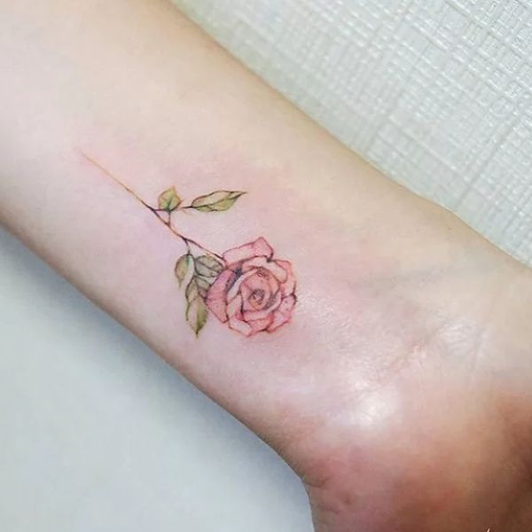 Tattoo hoa hồng nhỏ ở tay