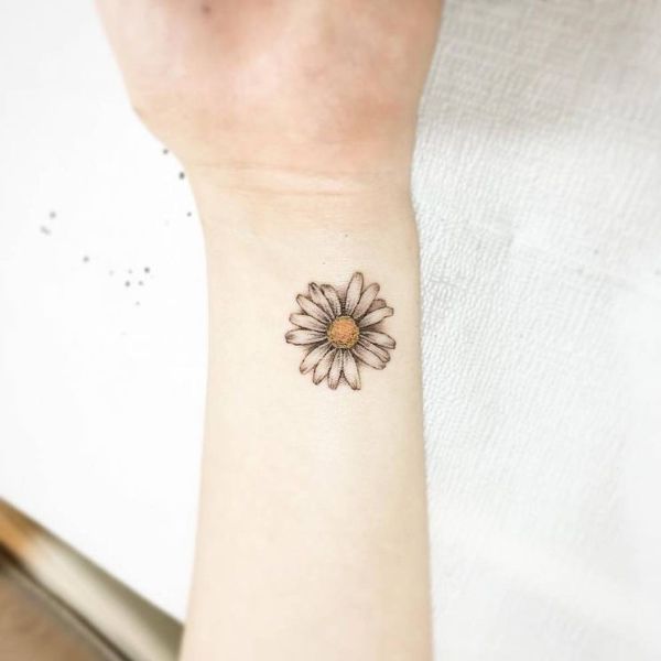 Tattoo hoa hướng dương mini ở cổ tay