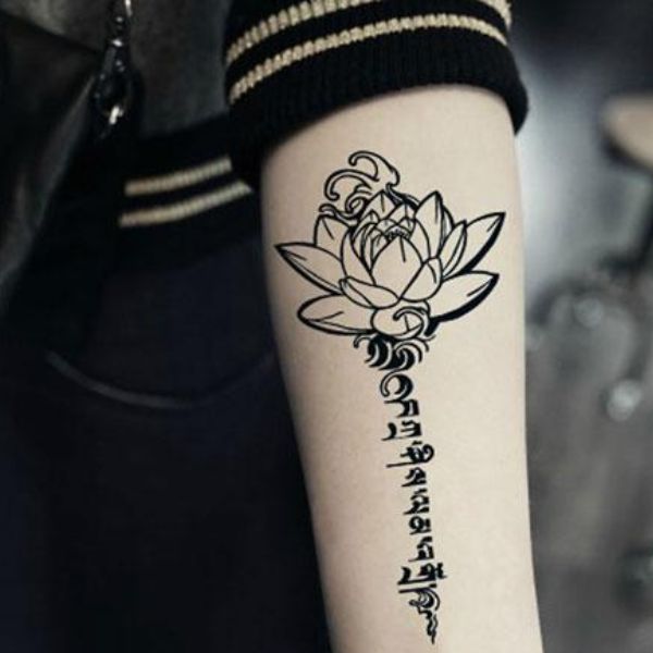 Tattoo hoa sen chữ phạn rất đẹp mang lại nữ