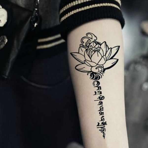Tattoo hoa sen chữ phạn