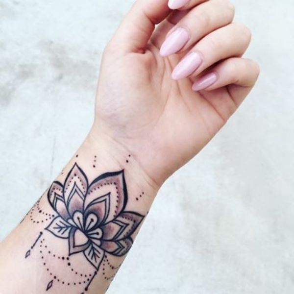 Tattoo hoa sen cổ tay