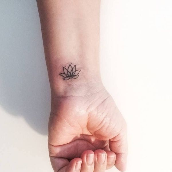 Tattoo hoa sen đơn giản