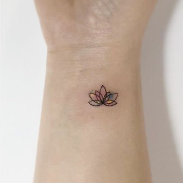 Tattoo hoa sen mini ở cổ tay