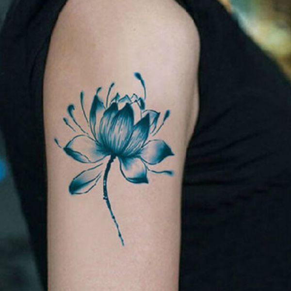 Tattoo hoa sen mini ở tay