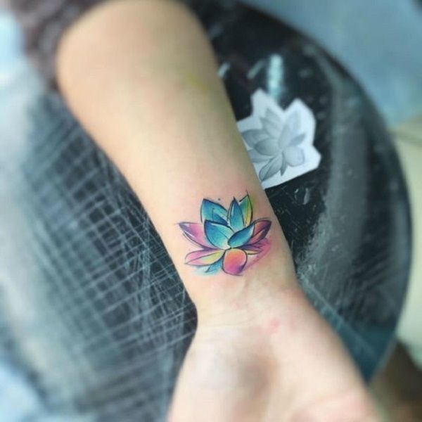 Tattoo hoa sen ở cổ tay