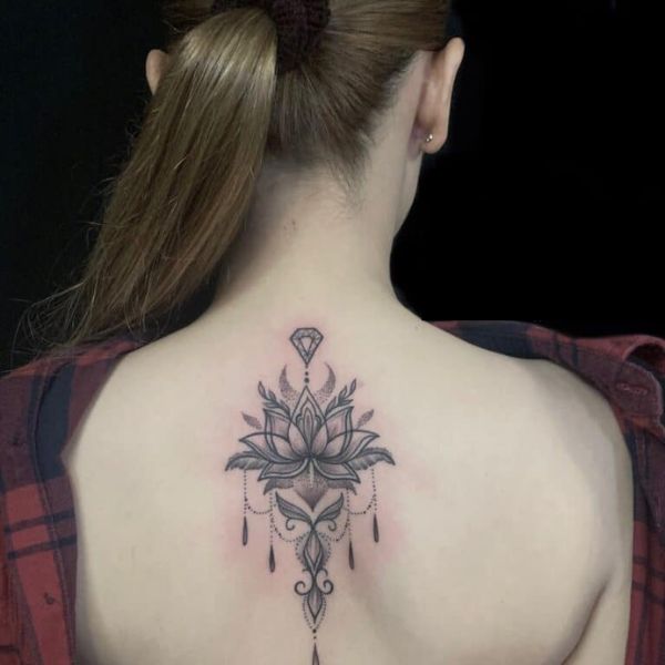 Tattoo hoa sen ở lưng