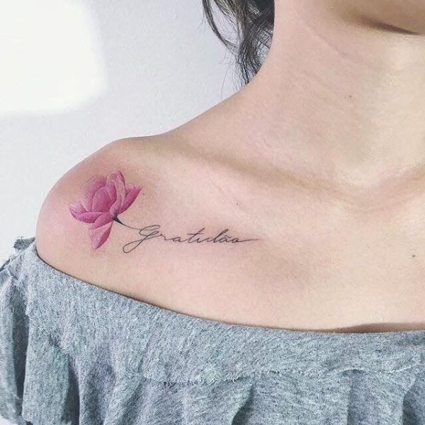 Tattoo hoa sen ở vai cho nữ