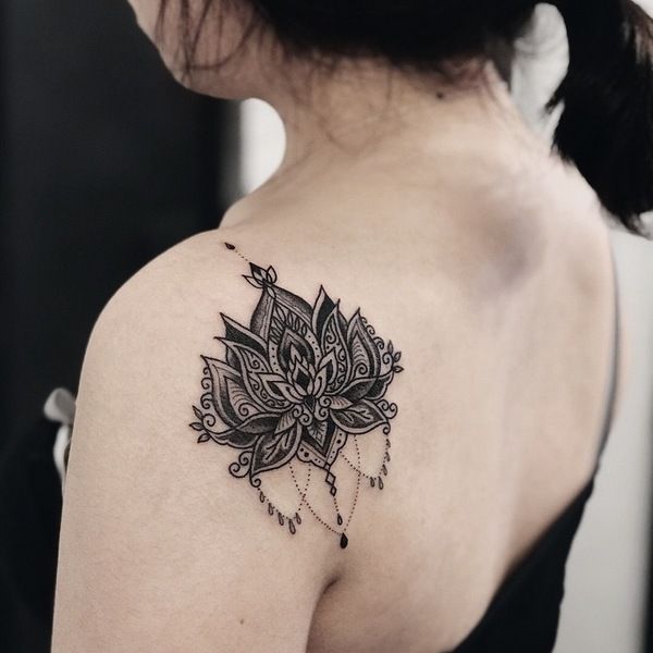 Tattoo hoa sen sau lưng cho nữ