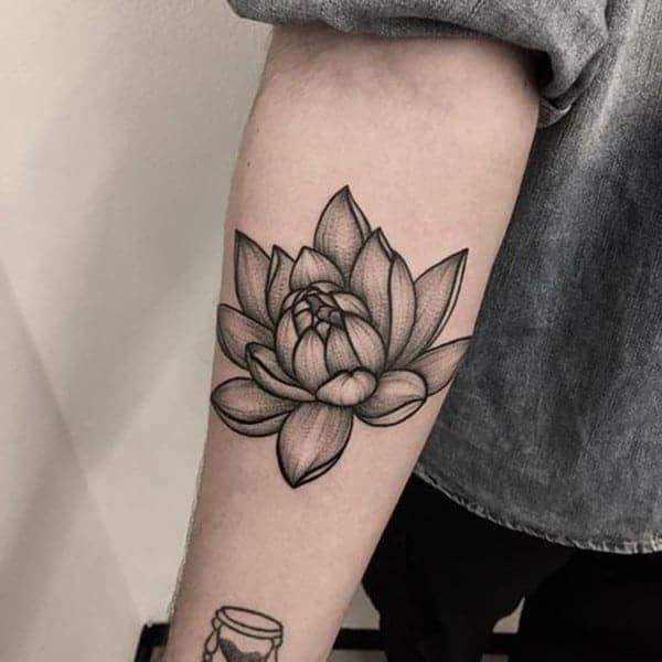 Tattoo hoa sen trắng đen
