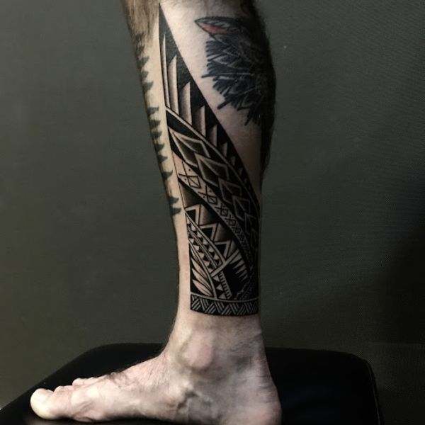 Tattoo hoa văn bắp chân