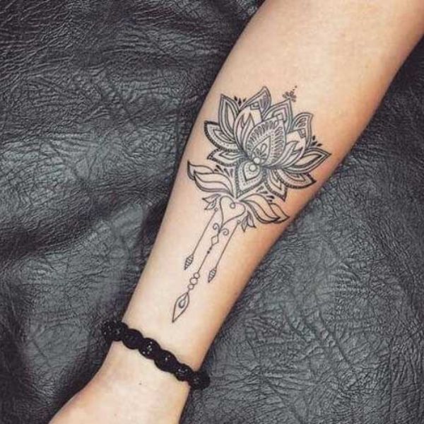 Tattoo hoa văn hoa xe cổ tay