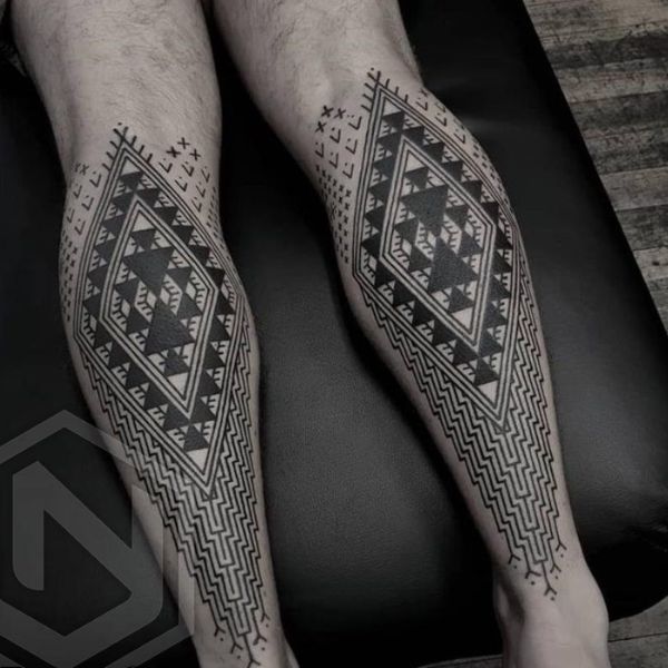 Tattoo hoa văn hai bên chân