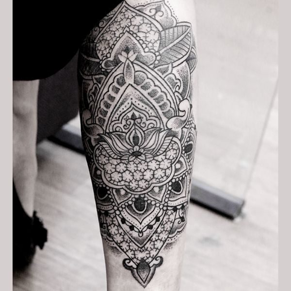 Tattoo hoa văn ở chân