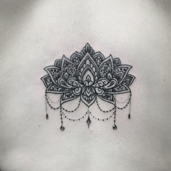 Tattoo hoa văn sau lưng nữ
