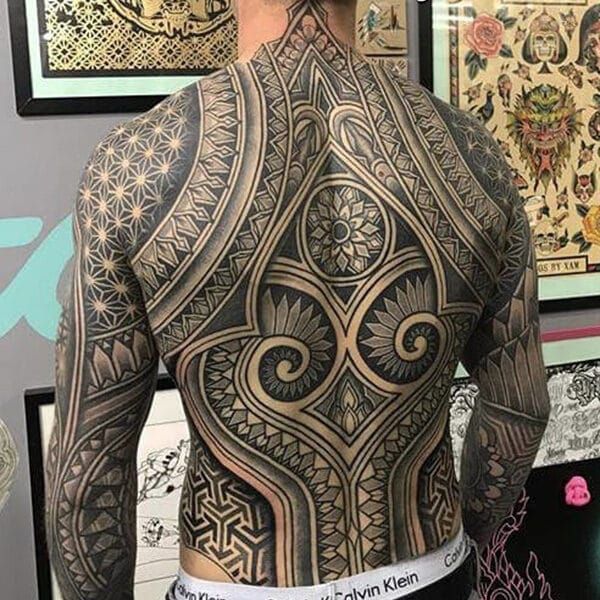 Tattoo hoa văn kín lưng