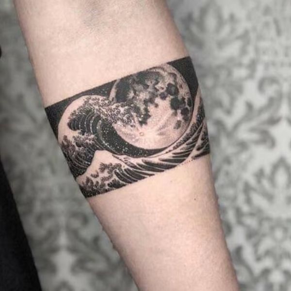 Tattoo hoa văn trăng và biển