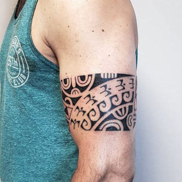 Tattoo hoa văn vòng bắp tay