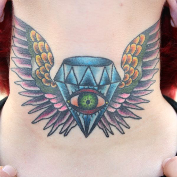 Tattoo đá quý với cánh ở cổ 