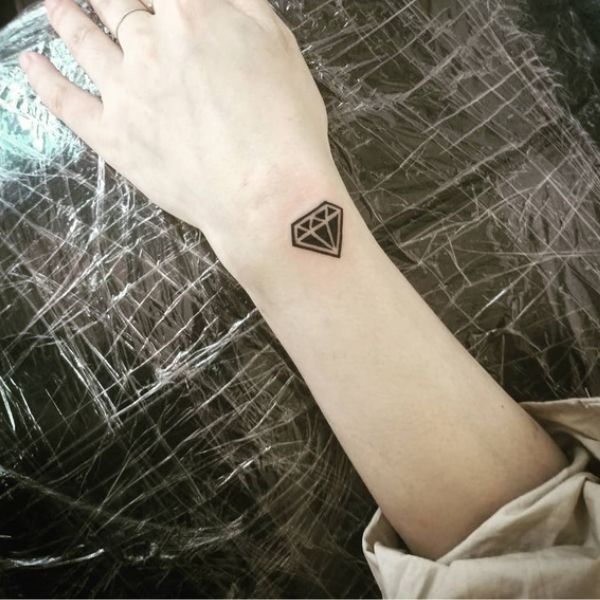 Tattoo rubi mini ở cổ tay