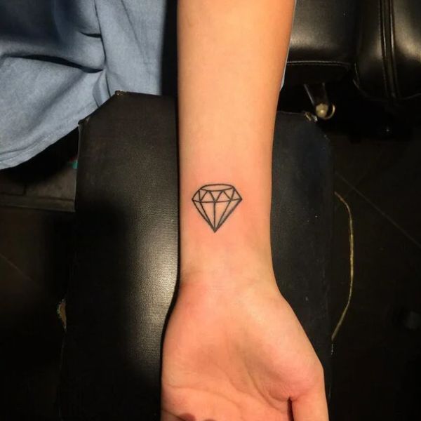 Tattoo kim cương mini ở cổ tay