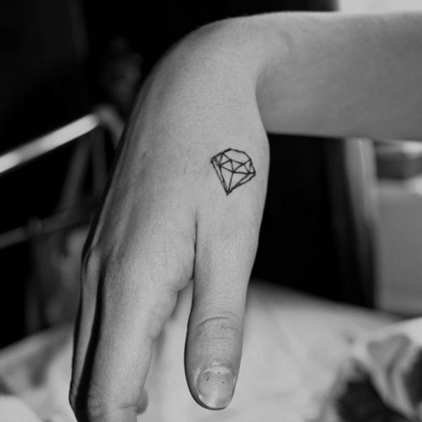 Tattoo vàng ở bàn tay