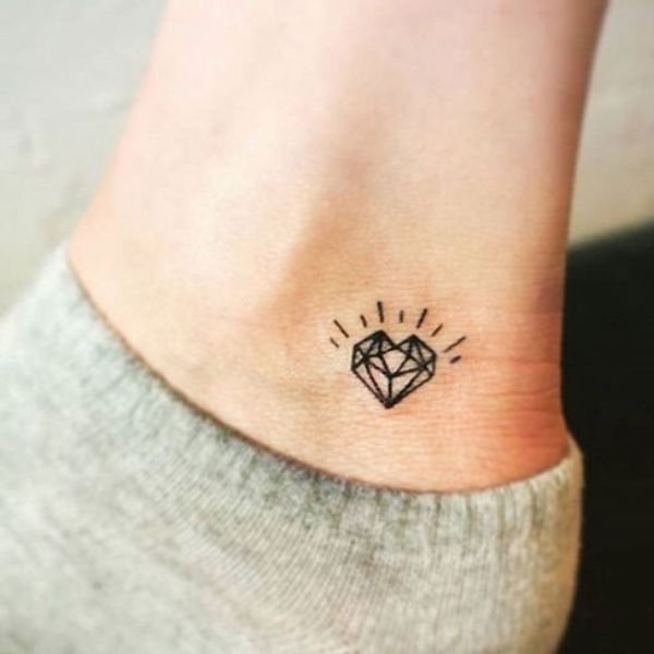 Tattoo rubi ở cổ chân