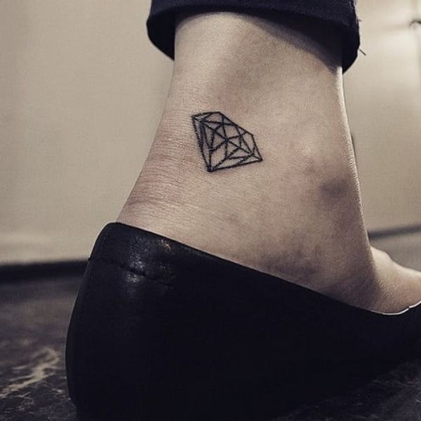 Tattoo đá quý ở gót chân