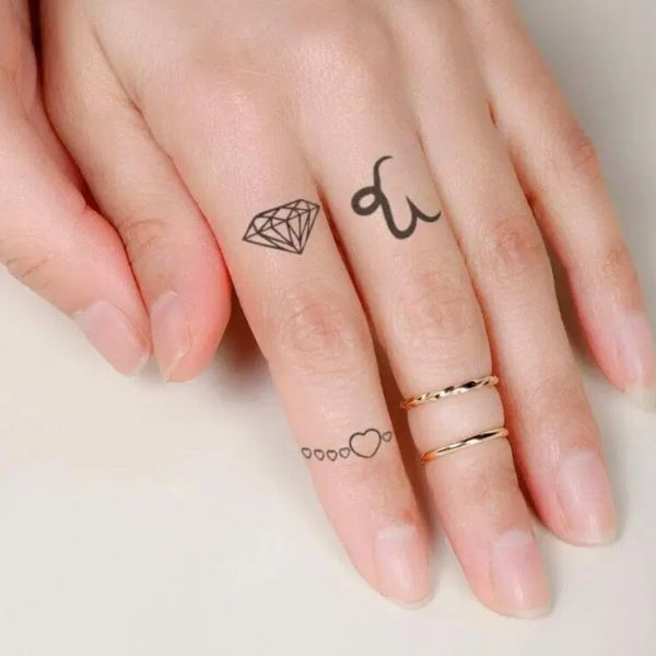 Tattoo vàng ở ngón tay