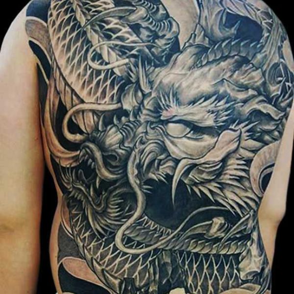 Tattoo kín lưng con rồng