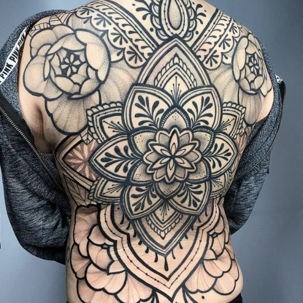 Tattoo kín lưng hoa văn