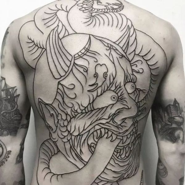 Tattoo kín lưng mặt quỷ đẹp