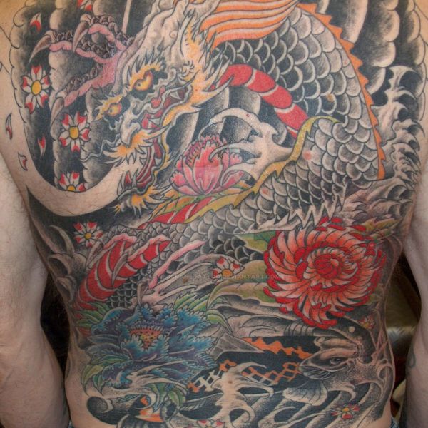 Tattoo kín lưng rồng nước