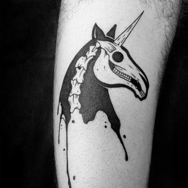 Tattoo kỳ lân một sừng đen trắng