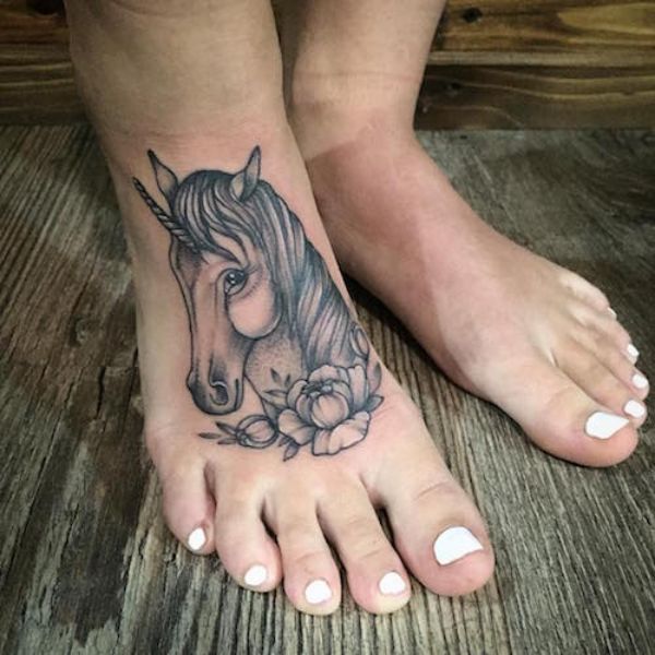 Tattoo kỳ lân mu bàn chân