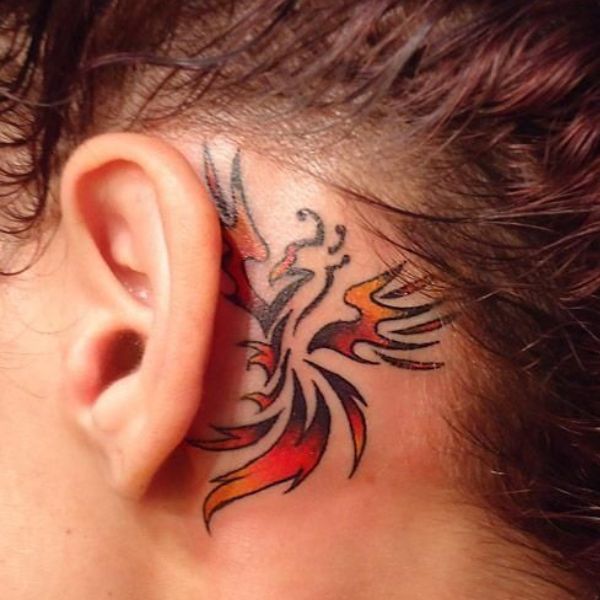 Tattoo lông phượng hoàng mang tai
