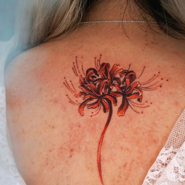 Tattoo lưng hoa bỉ ngạn siêu đẹp