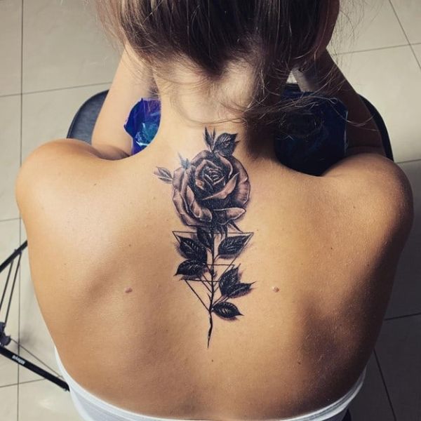 Tattoo lưng hoa hồng chất cho nữ