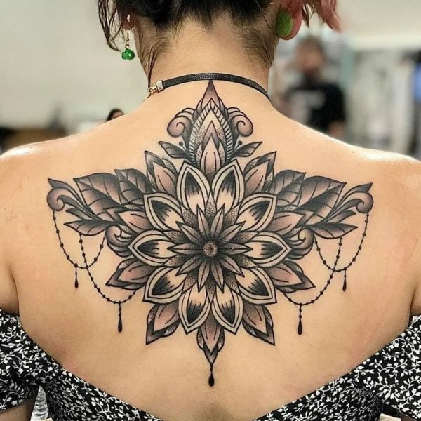 Tattoo lưng hoa văn cho nữ