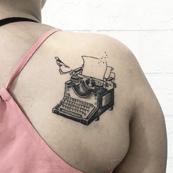 Tattoo lưng máy đánh fax