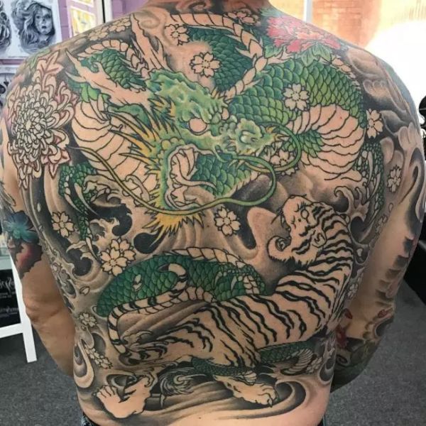 Tattoo lưng rồng xanh
