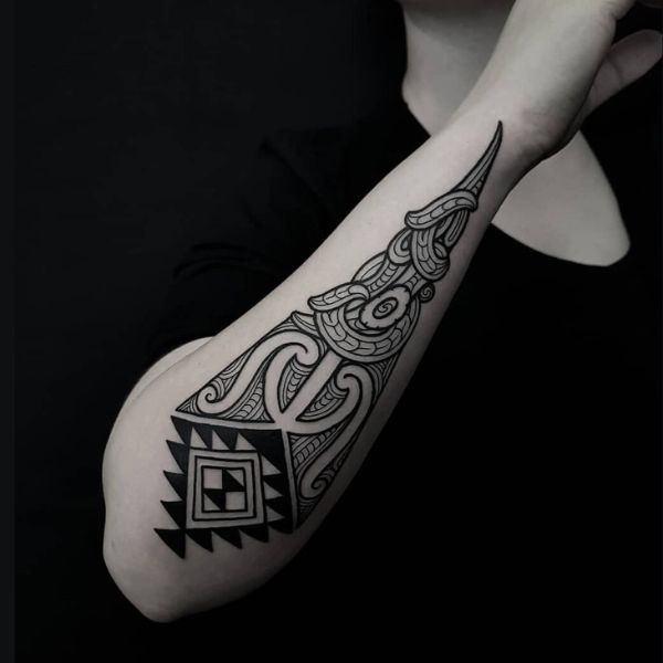Tattoo maori cánh tay hóa học mang lại nam