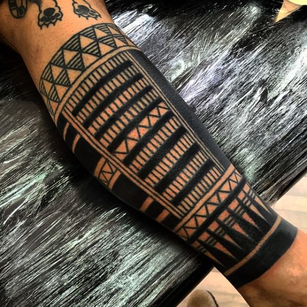 Tattoo maori full bắp chân
